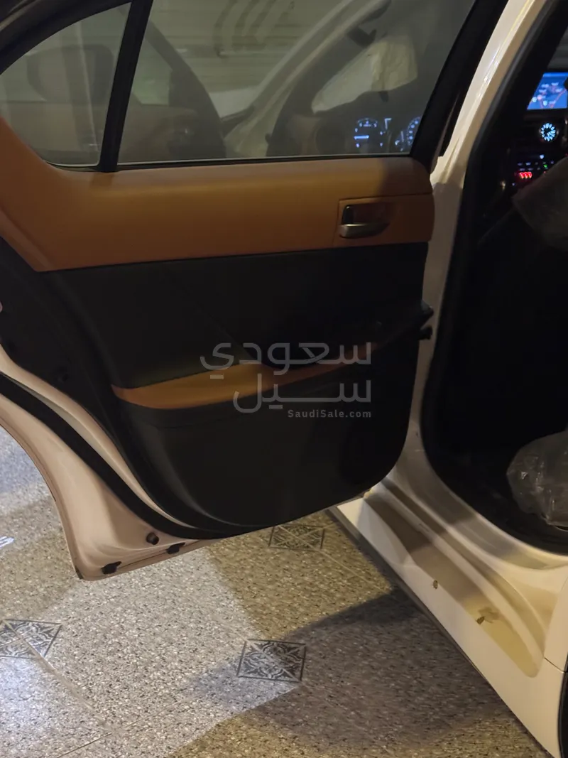 2021 لكزس آي إس 350