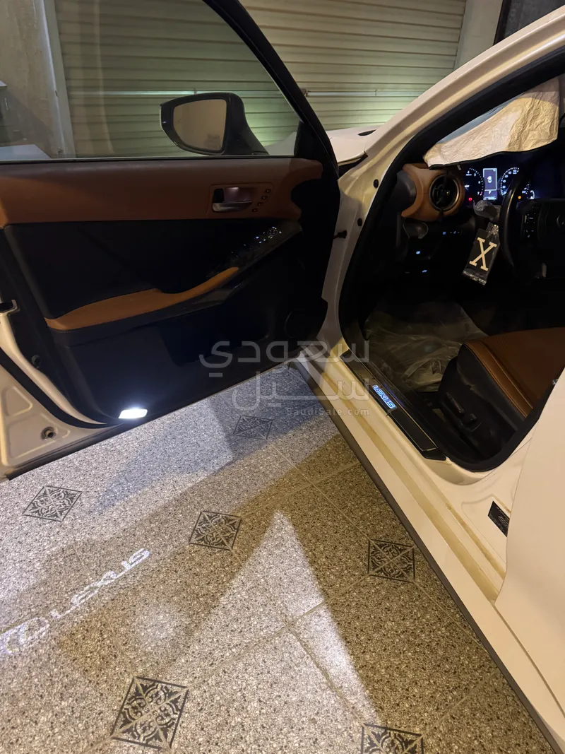 2021 لكزس آي إس 350