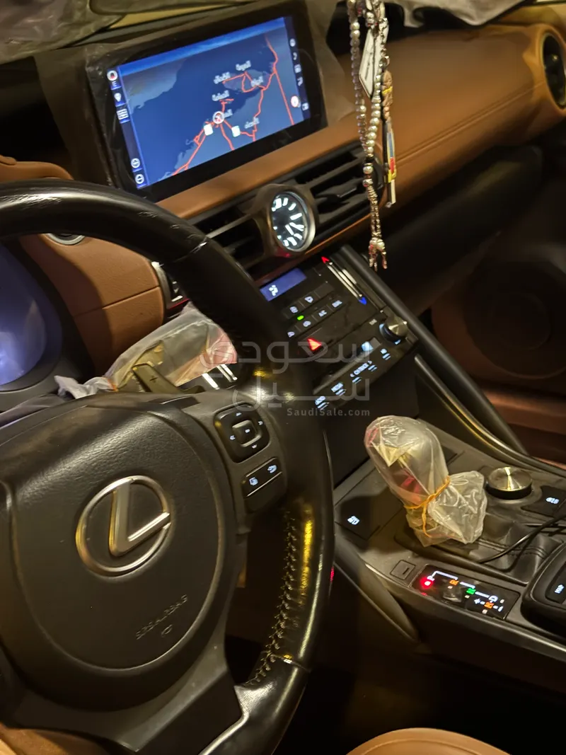 2021 لكزس آي إس 350