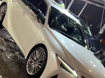 2021 لكزس آي إس 350