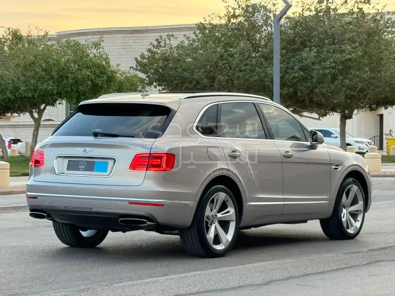 2017 بنتلي بنتايجا الاصدار الاول