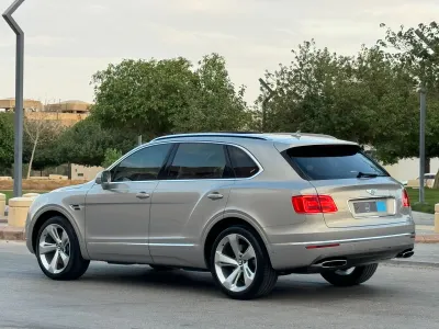 2017 بنتلي بنتايجا الاصدار الاول