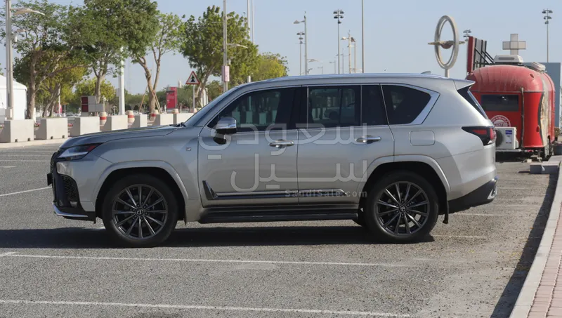 2023 لكزس إل إكس 600 إف