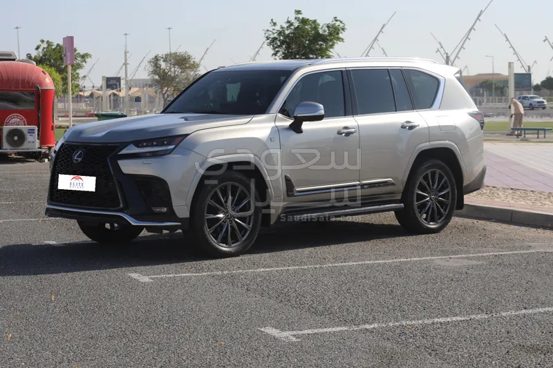 2023 لكزس إل إكس 600 إف