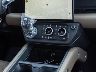 2026 لاند روفر ديفيندر اتش اس اي