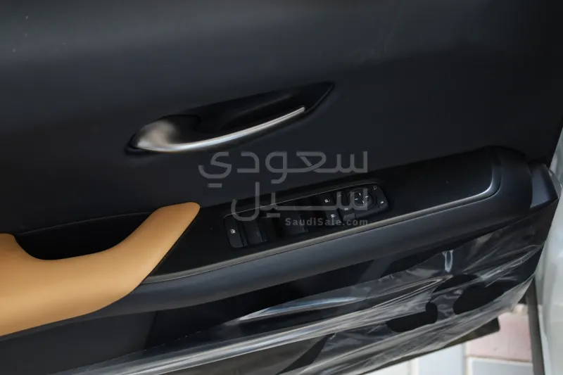 2024 لكزس يو إكس اتش300