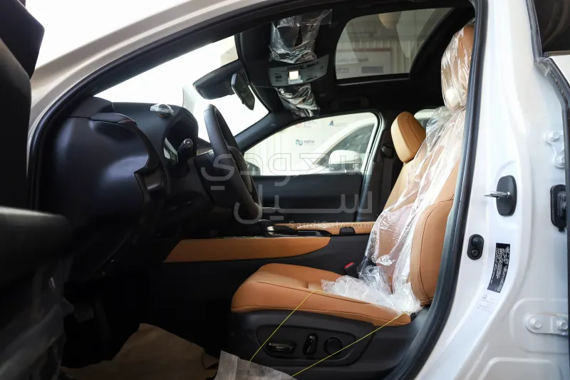 2024 لكزس يو إكس اتش300