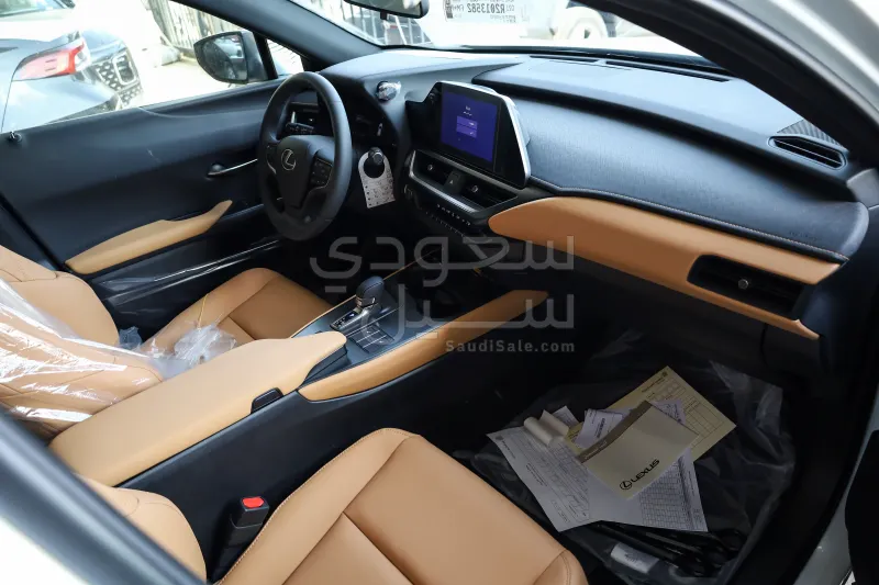 2024 لكزس يو إكس اتش300