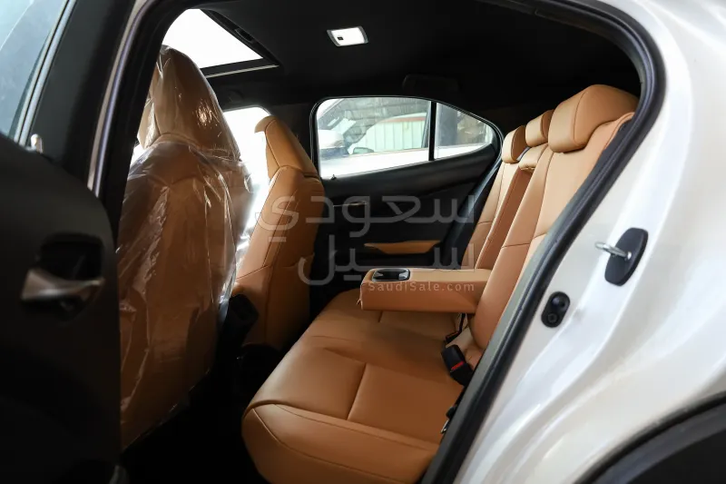 2024 لكزس يو إكس اتش300