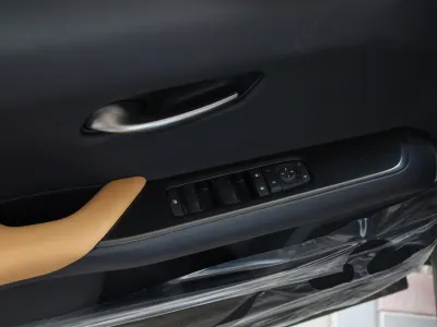 2024 لكزس يو إكس اتش300