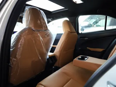 2024 لكزس يو إكس اتش300