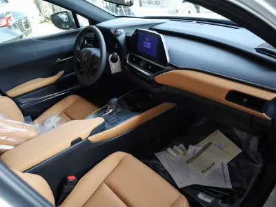 2024 لكزس يو إكس اتش300