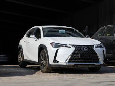 2024 لكزس يو إكس اتش300