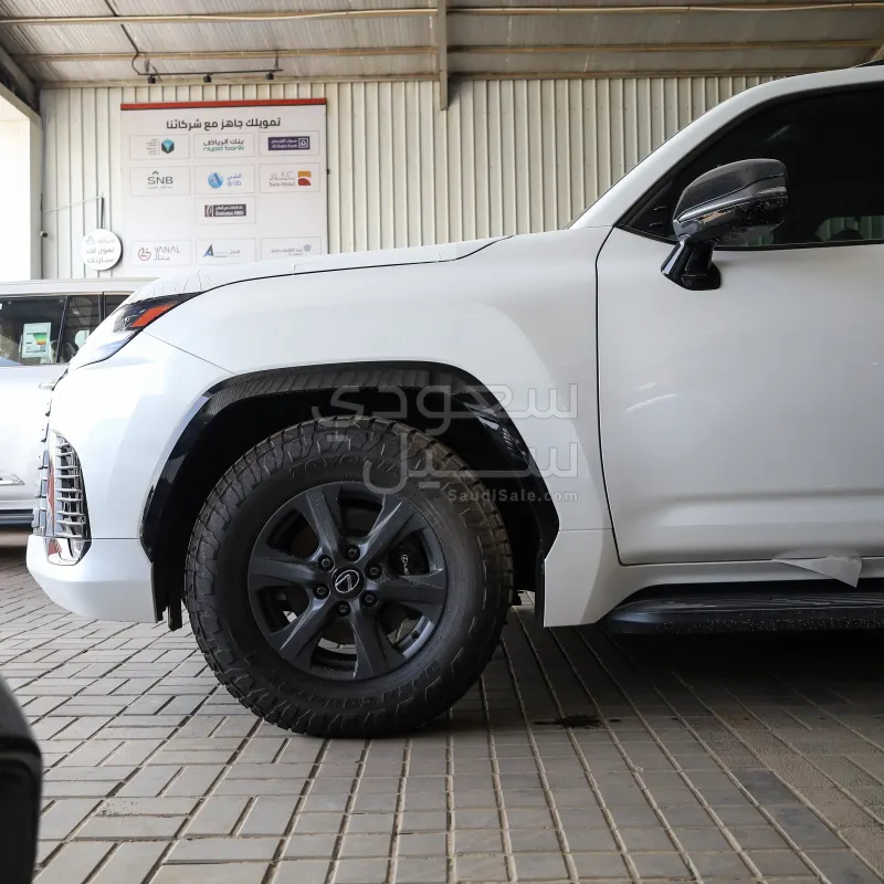 2025 لكزس إل إكس 600