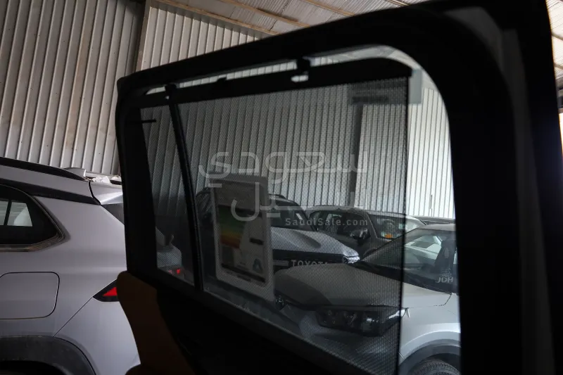 2025 لكزس إل إكس 700 اتش