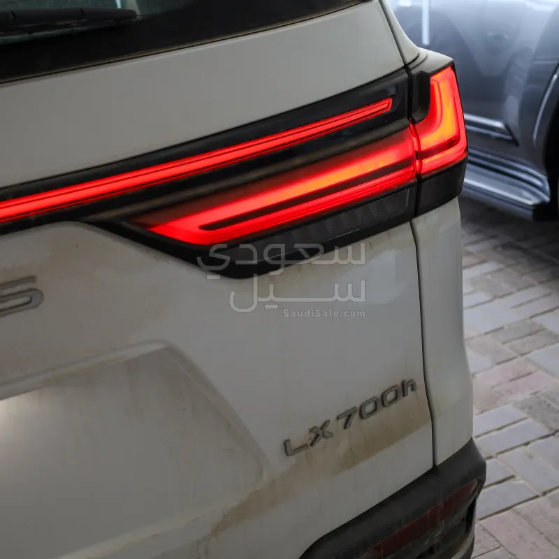 2025 لكزس إل إكس 700 اتش