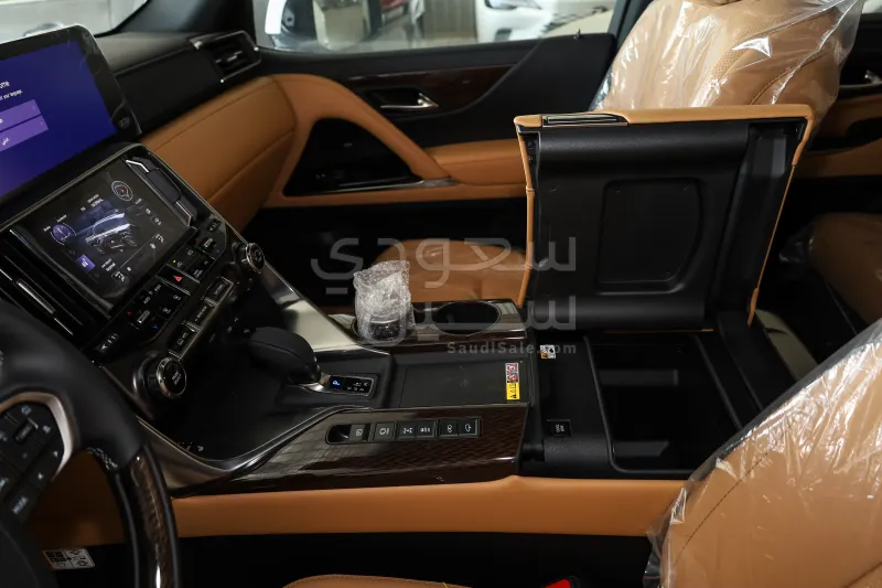 2025 لكزس إل إكس 700 اتش