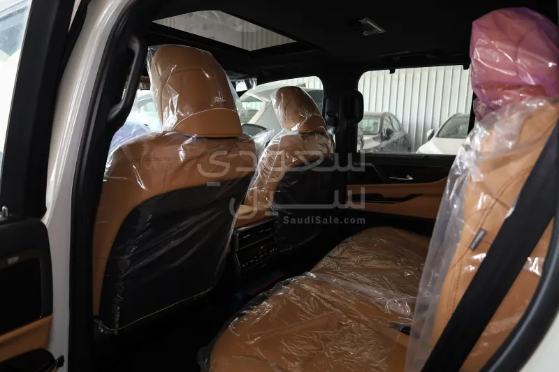 2025 لكزس إل إكس 700 اتش