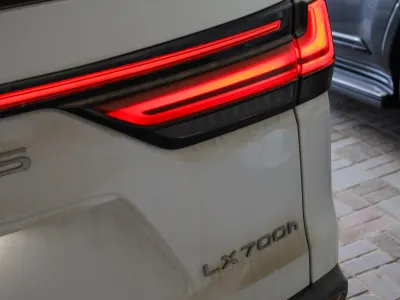 2025 لكزس إل إكس 700 اتش