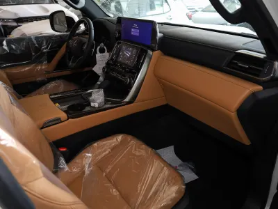 2025 لكزس إل إكس 700 اتش