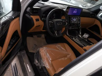 2025 لكزس إل إكس 700 اتش