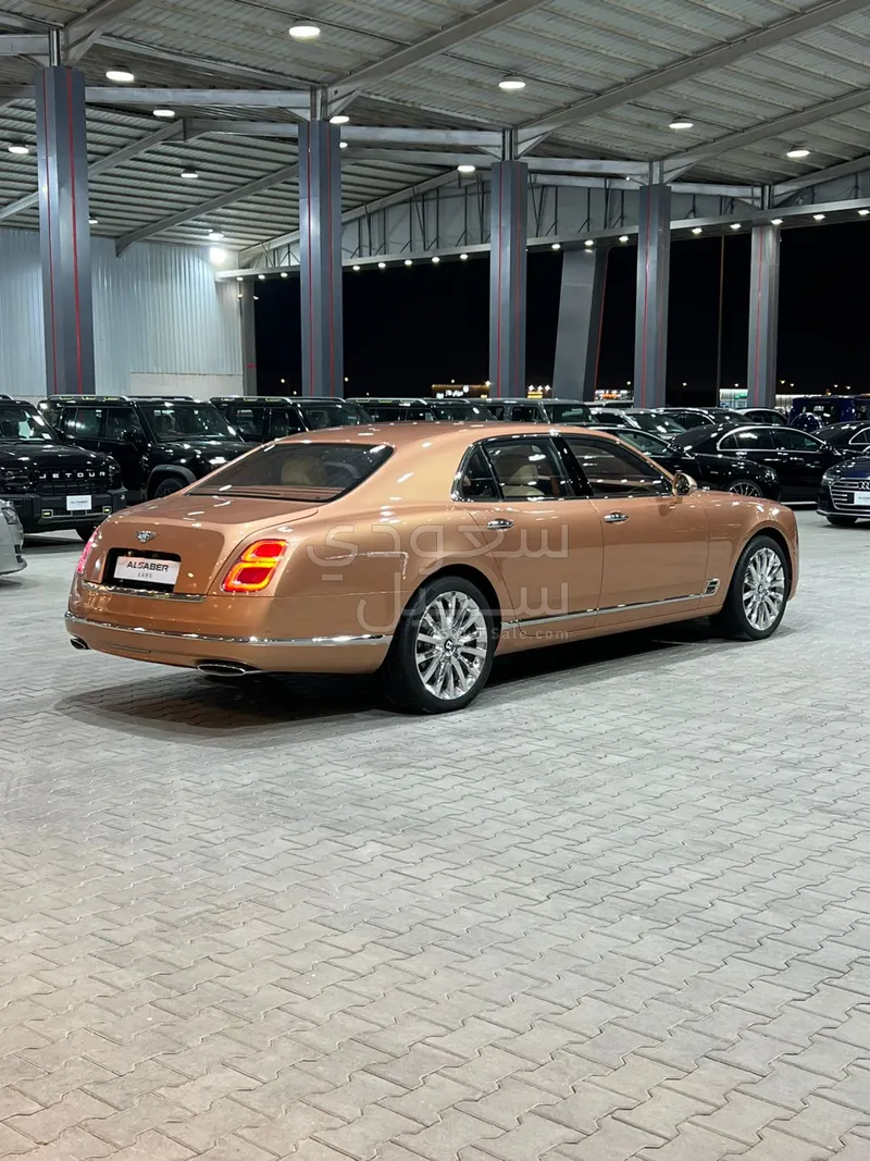 2017 بنتلي مولسان