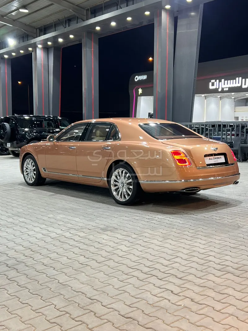 2017 بنتلي مولسان