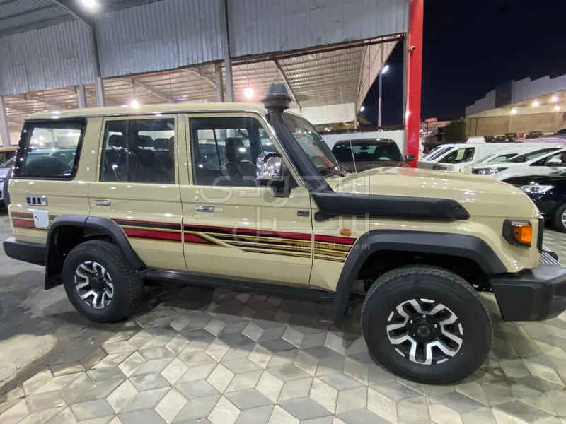 2025 تويوتا لاند كروزر ربع ال اكس