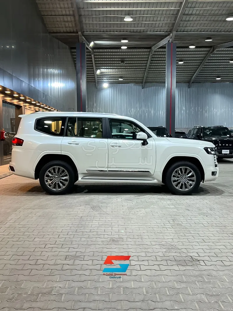 2025 Toyota Land Cruiser GXR 3