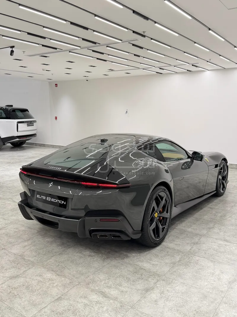 2025 فيراري 12 سيليندر