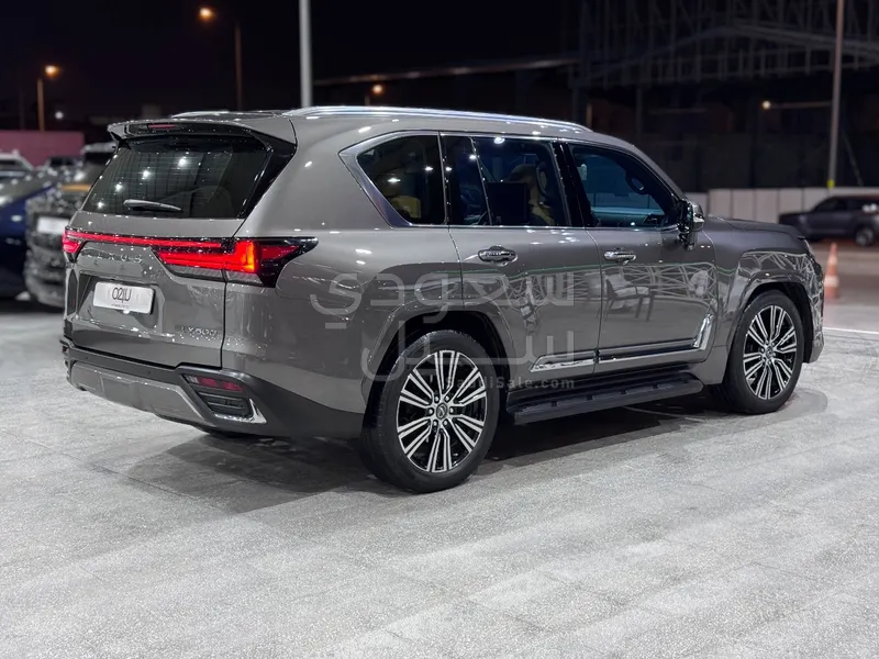 2023 لكزس إل إكس 600