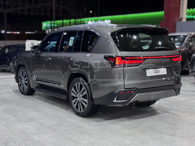 2023 لكزس إل إكس 600