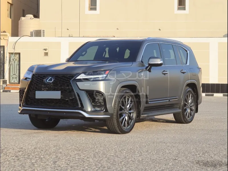 2023 لكزس إل إكس 700 أف سبورت