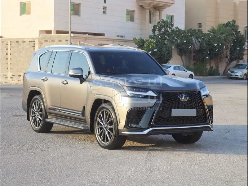 2023 لكزس إل إكس 700 أف سبورت