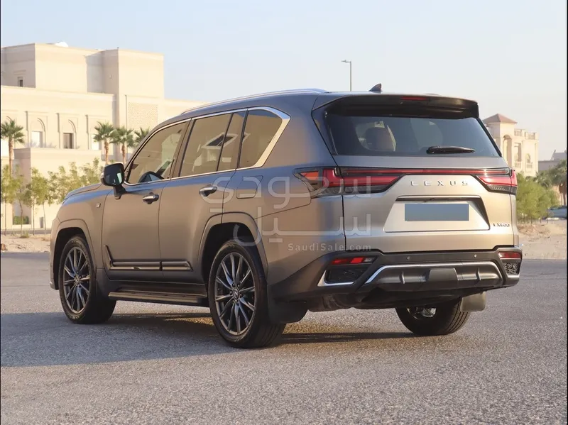 2023 لكزس إل إكس 700 أف سبورت