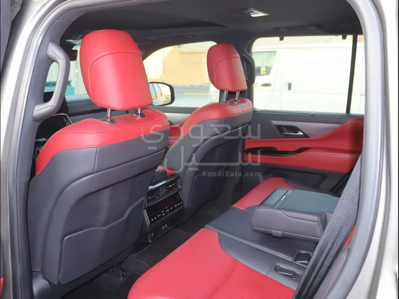 2023 لكزس إل إكس 700 أف سبورت