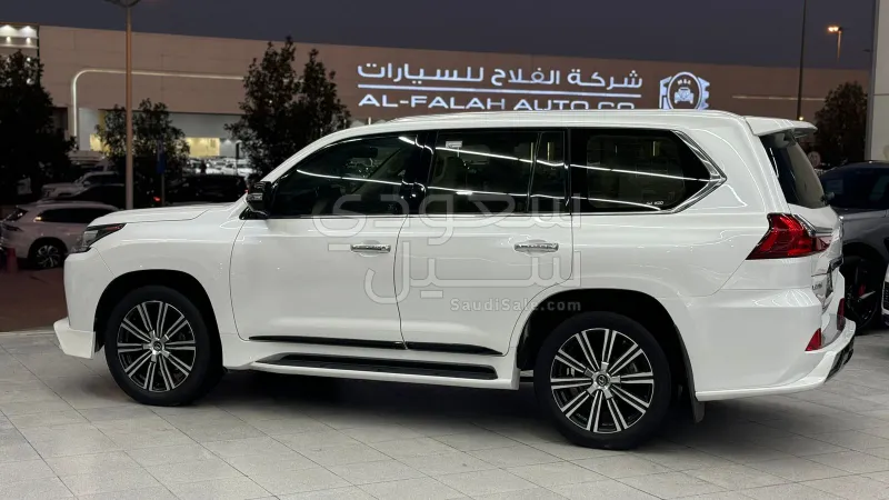 2020 لكزس إل إكس 570