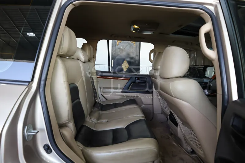 2012 تويوتا لاند كروزر جي اكس ار