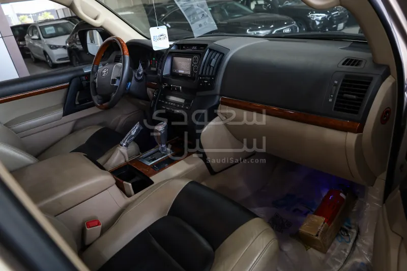 2012 تويوتا لاند كروزر جي اكس ار