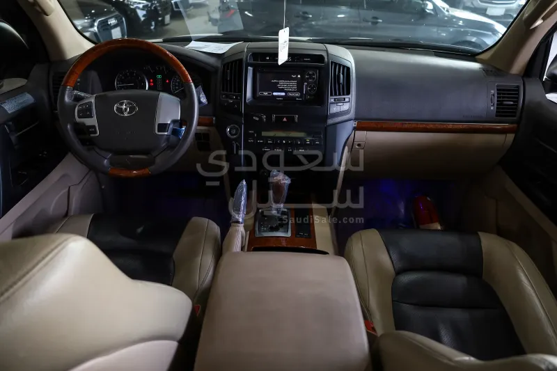 2012 تويوتا لاند كروزر جي اكس ار