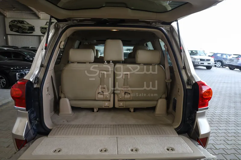 2012 تويوتا لاند كروزر جي اكس ار