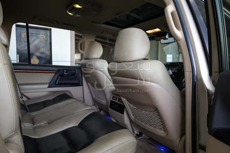 2012 تويوتا لاند كروزر جي اكس ار