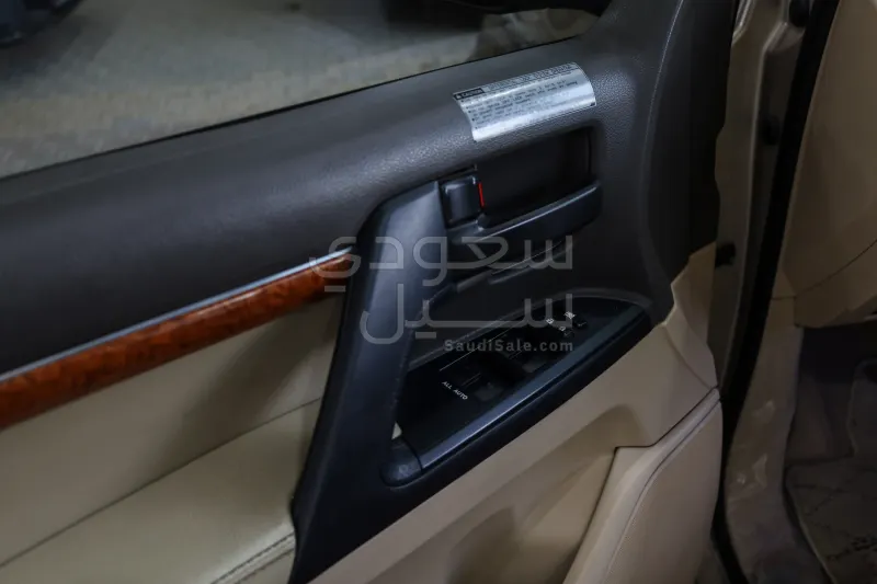 2012 تويوتا لاند كروزر جي اكس ار