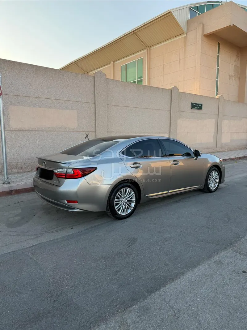 2016 لكزس إي إس 350