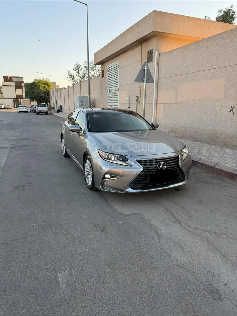 2016 لكزس إي إس 350