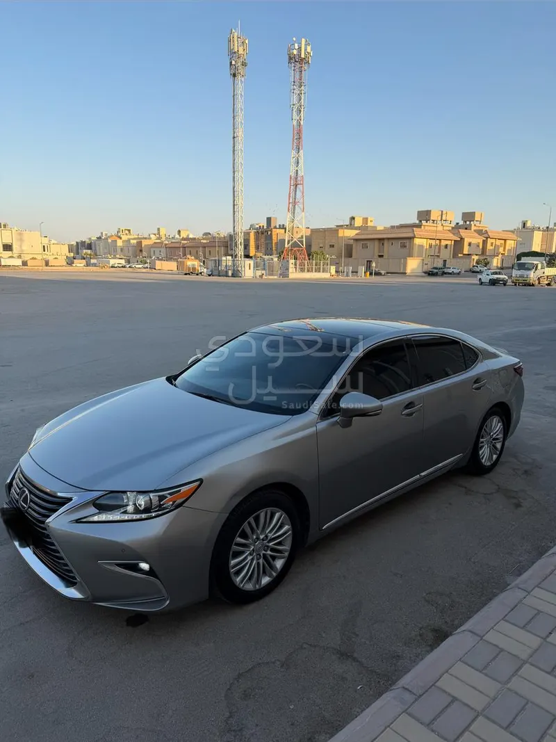 2016 لكزس إي إس 350