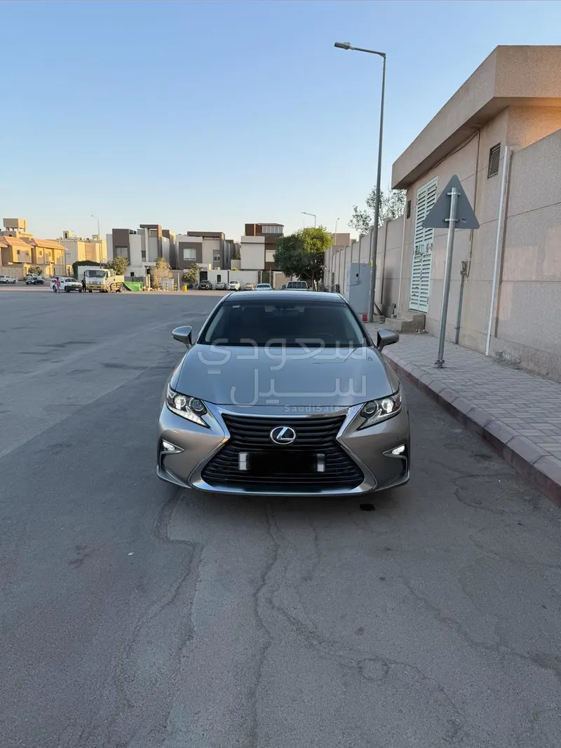 2016 لكزس إي إس 350