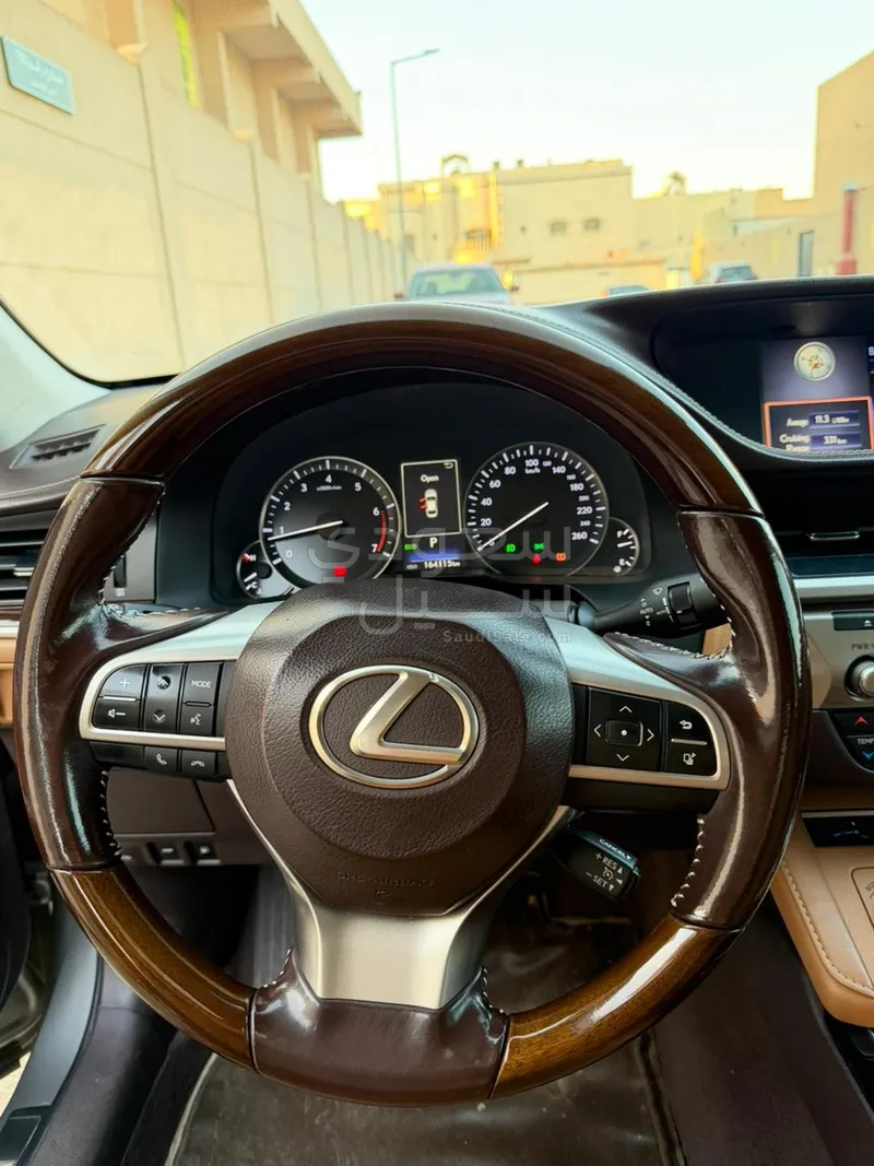 2016 لكزس إي إس 350