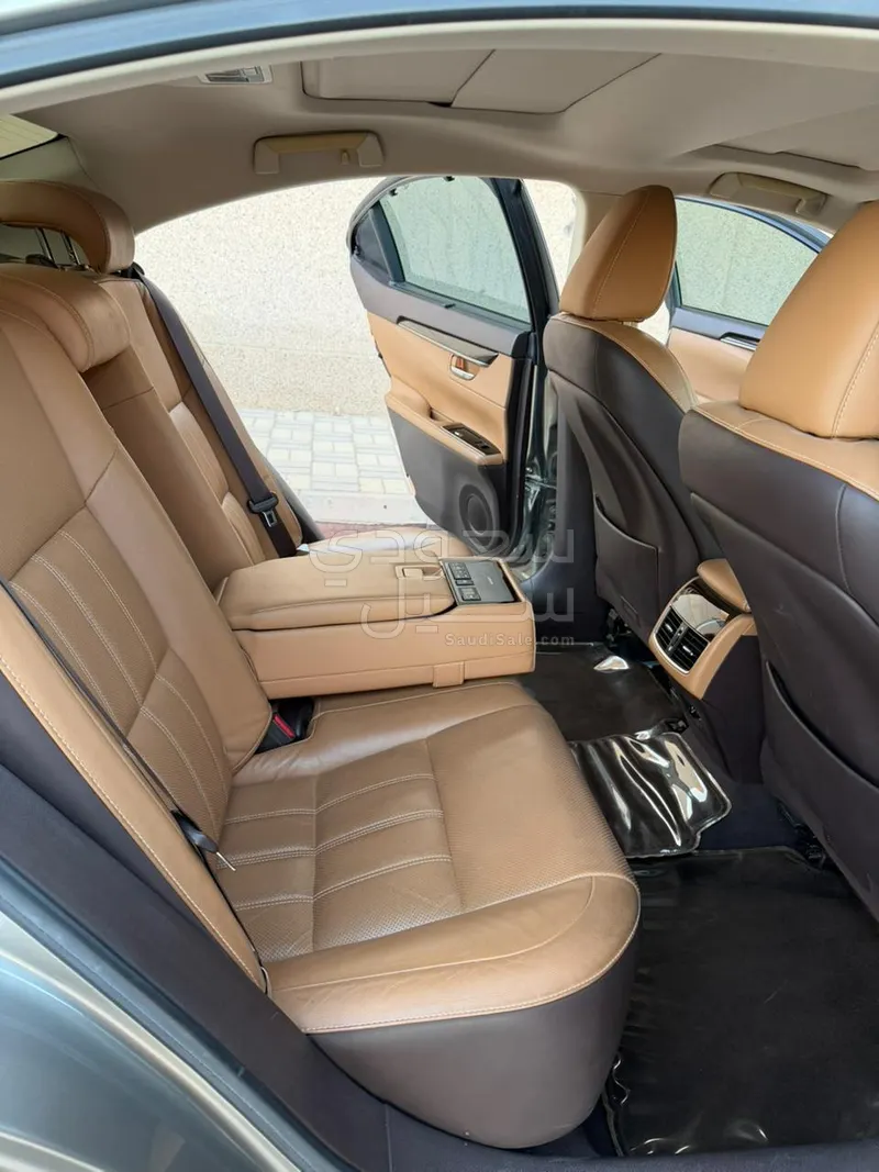 2016 لكزس إي إس 350