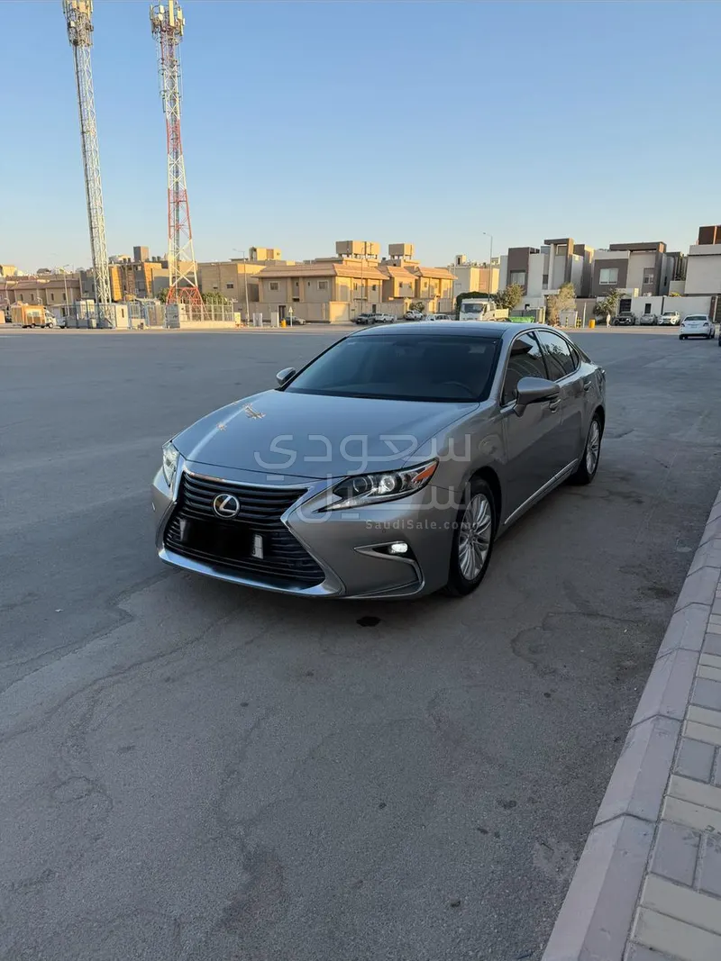 2016 لكزس إي إس 350
